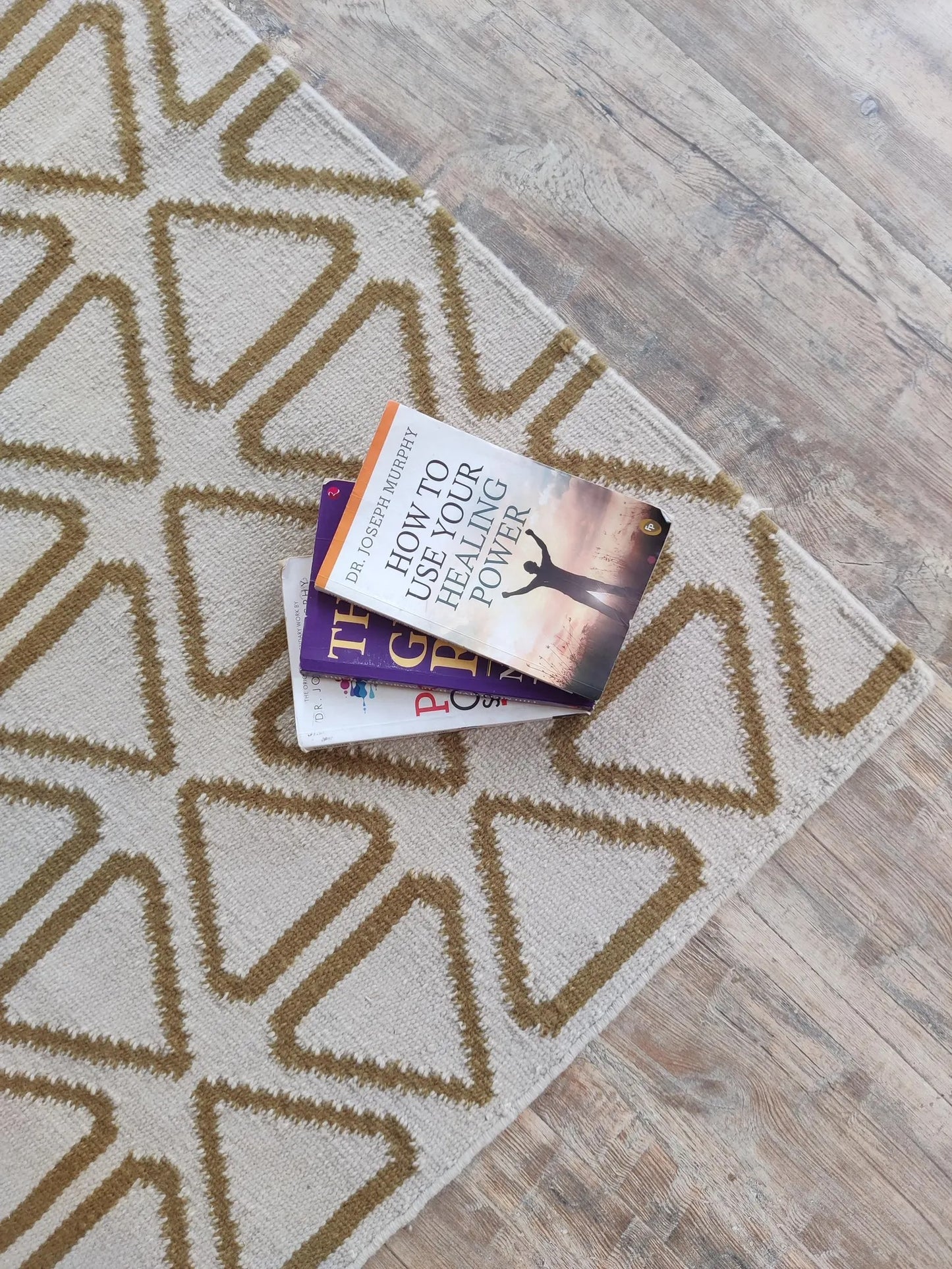 Ochre Triangle Lattice Repeating Triangle Flatweave Area Rug