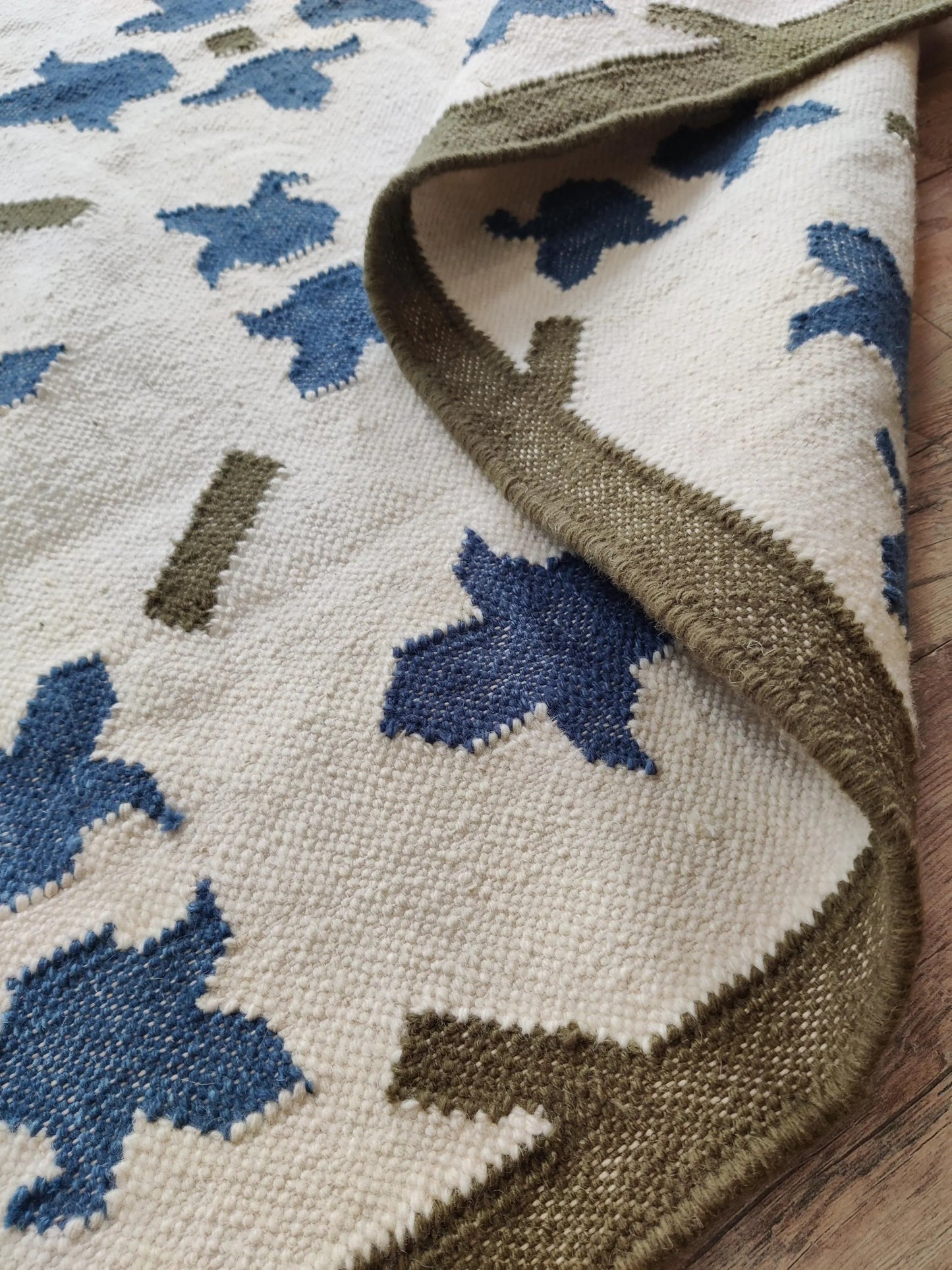 Premium Handcrafted Traditional Pattern Carpet