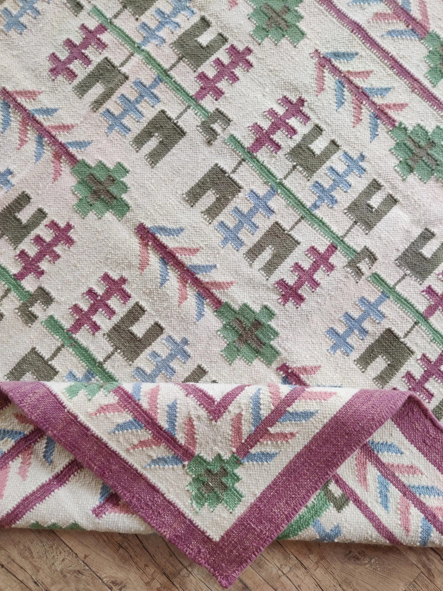 Mauve Meadow Traditional Indian Area Rug for Living Room