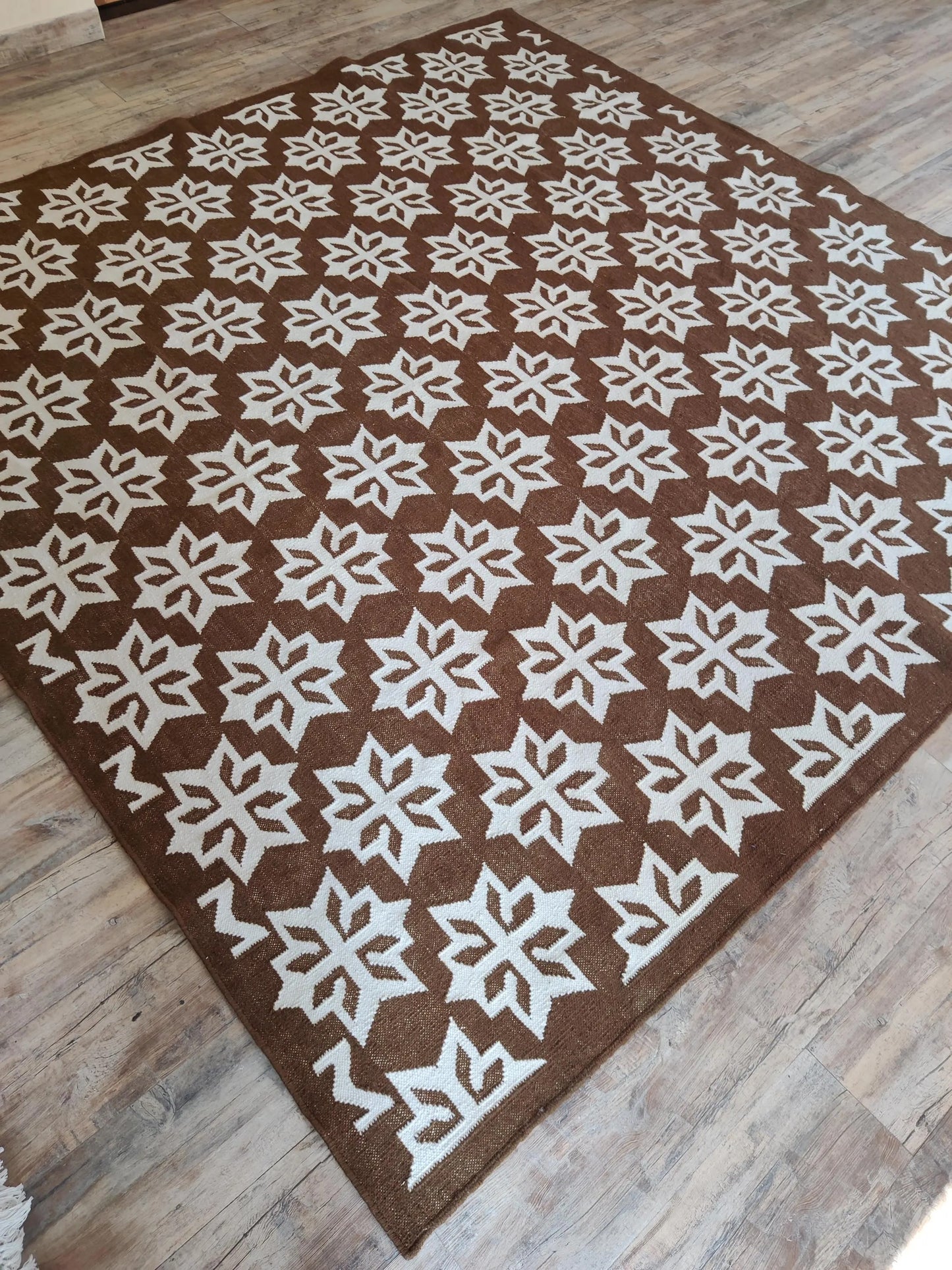 Chocolate Blossom Crest Geometric Starburst Motif Flatweave Area Rug