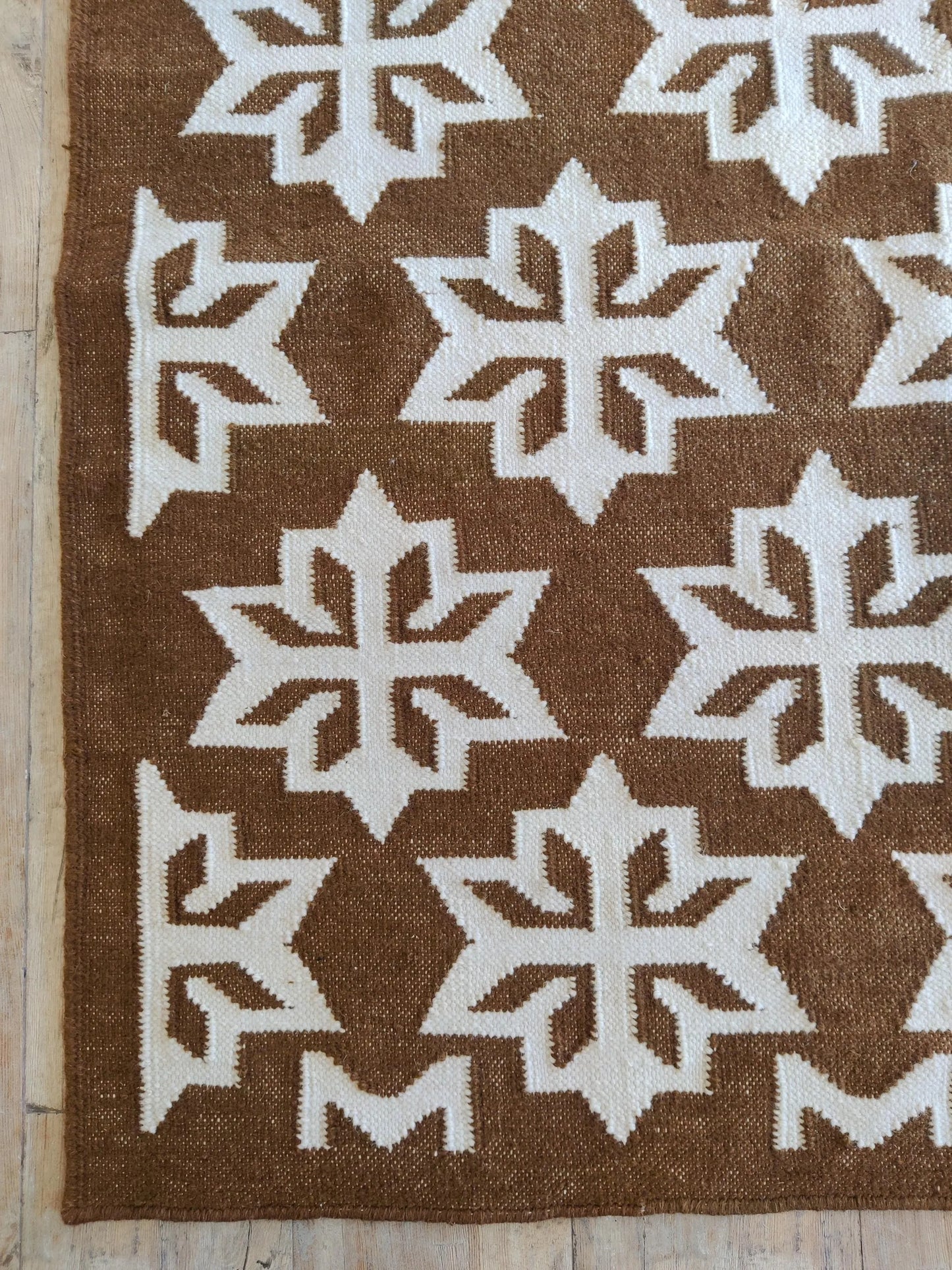Chocolate Blossom Crest Geometric Starburst Motif Flatweave Area Rug
