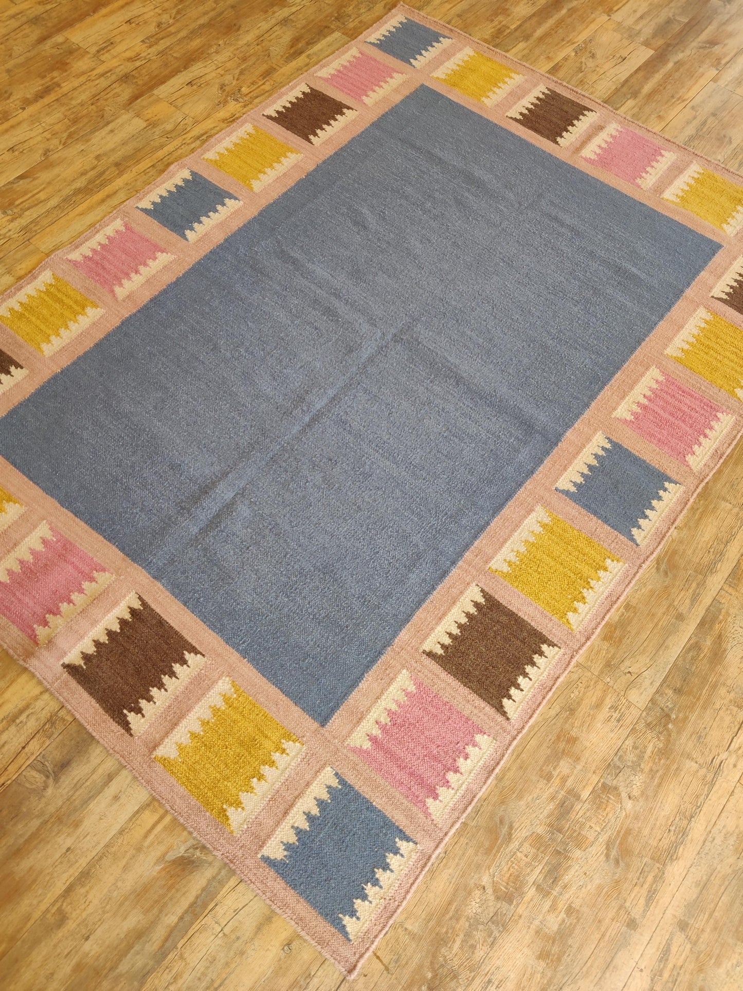 Slate & Sawtooth Geometric Border Wool Area Rug