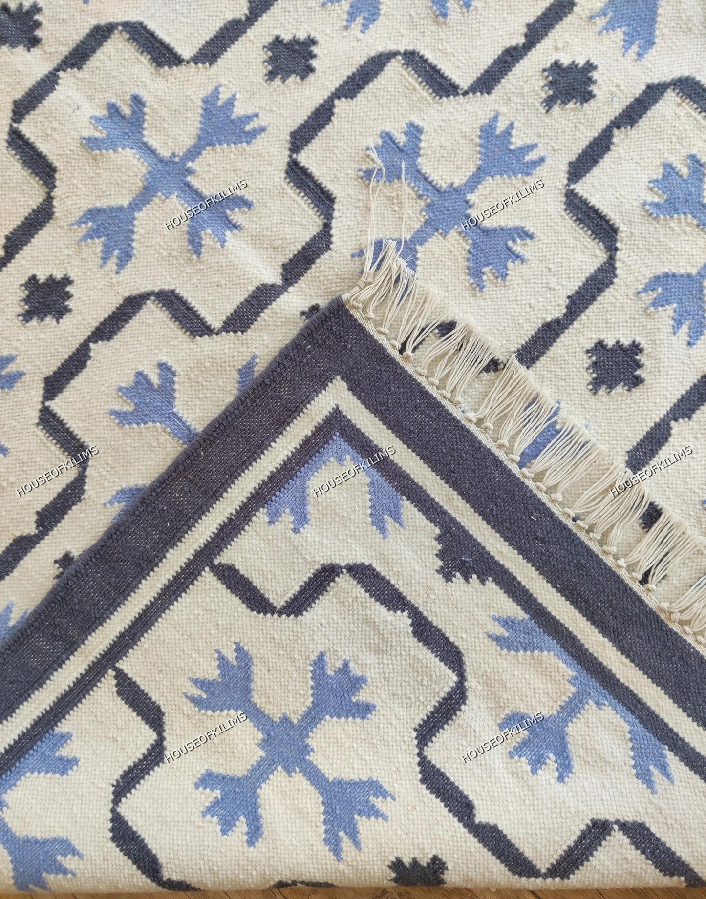 Periwinkle Lattice Crest Abstract Snowflake Motif Flatweave rug