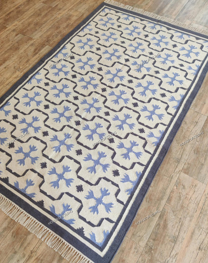 Periwinkle Lattice Crest Abstract Snowflake Motif Flatweave rug
