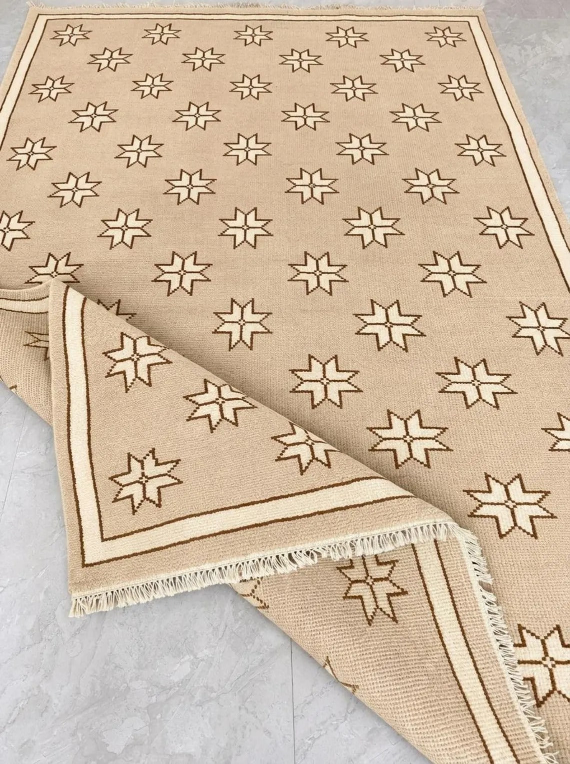 Minimalist Camel & Cream Starburst Pattern Carpet