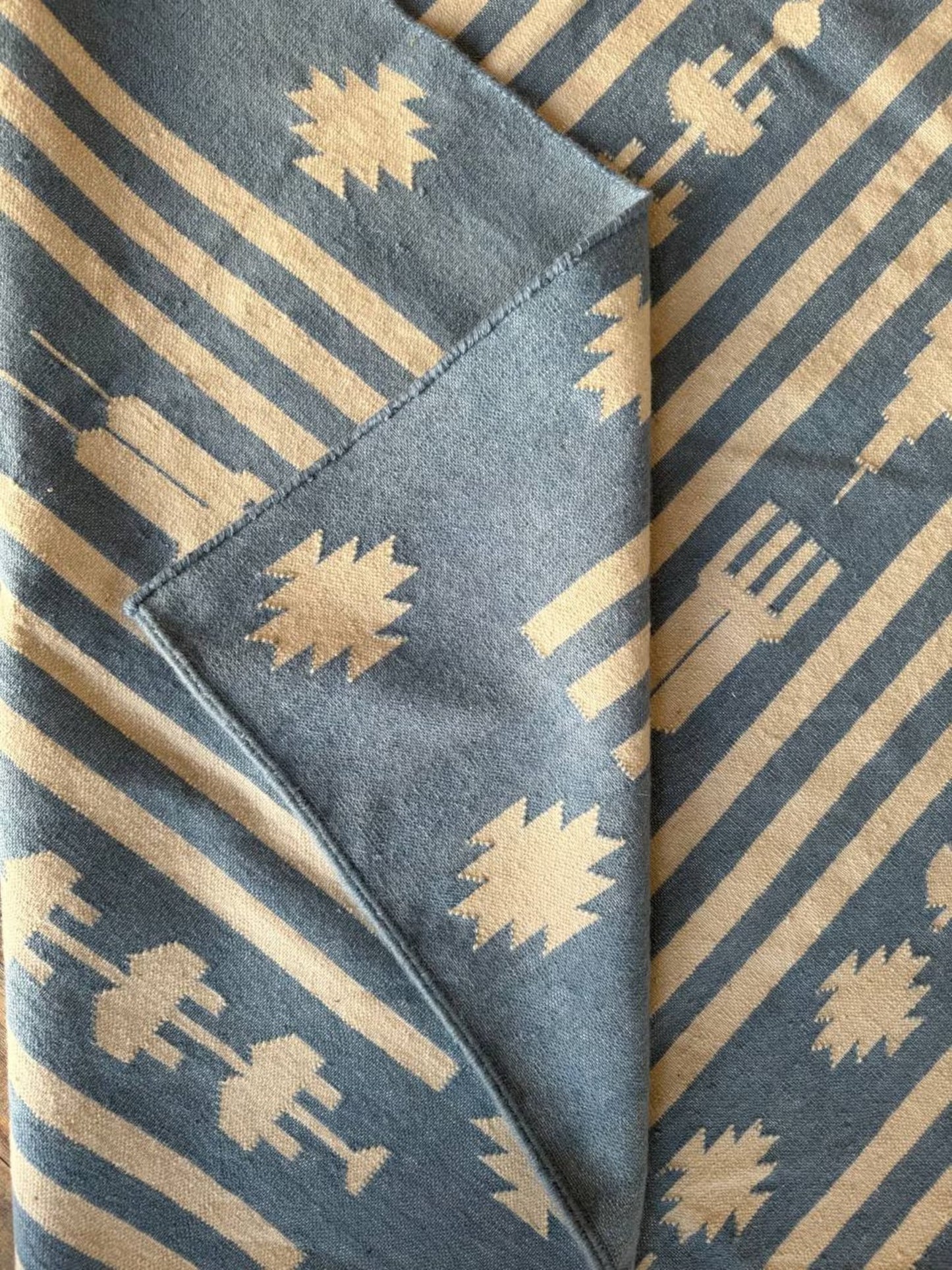 Tribal Stripe Rhythm Motif Border Area Rug