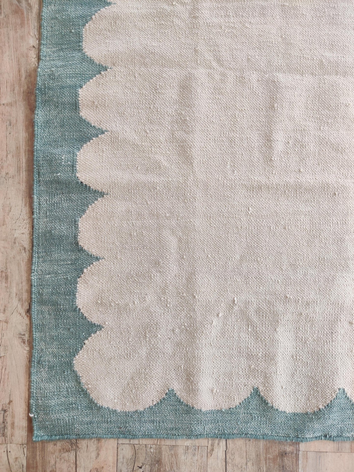 Seafoam Scallop Frame Scalloped Border Flatweave Area Rug