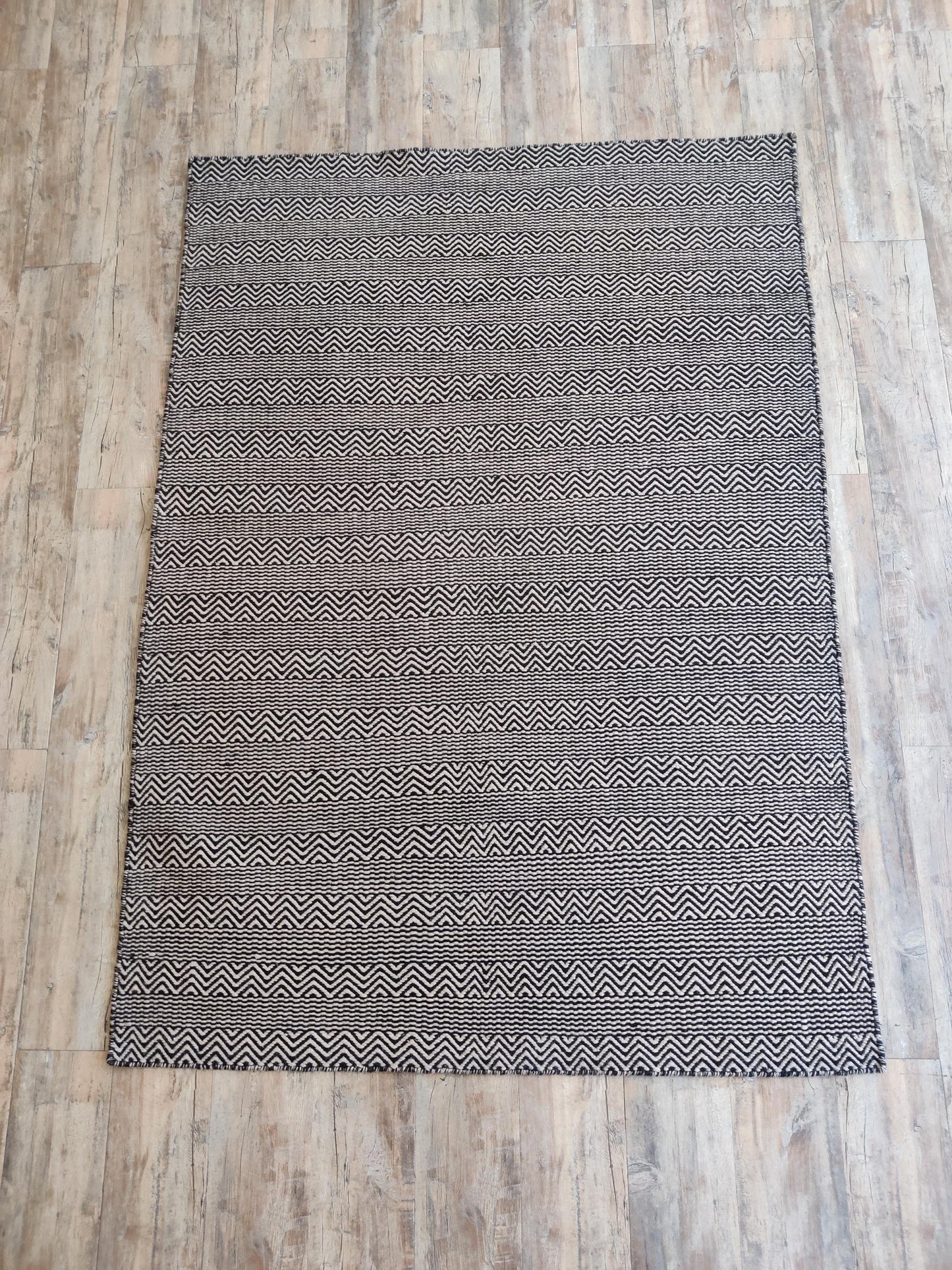 Onyx Zigzag Modern Geometric Handloom Carpet