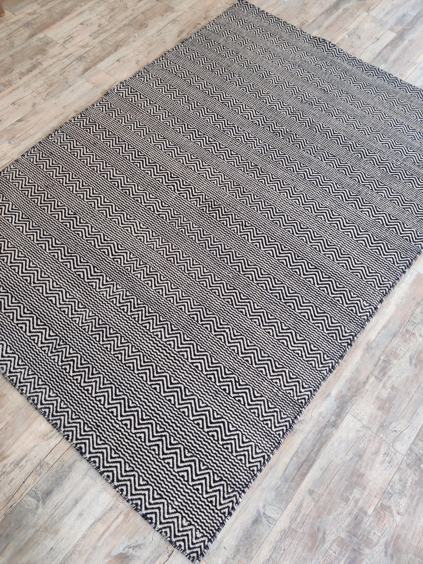 Onyx Zigzag Modern Geometric Handloom Carpet
