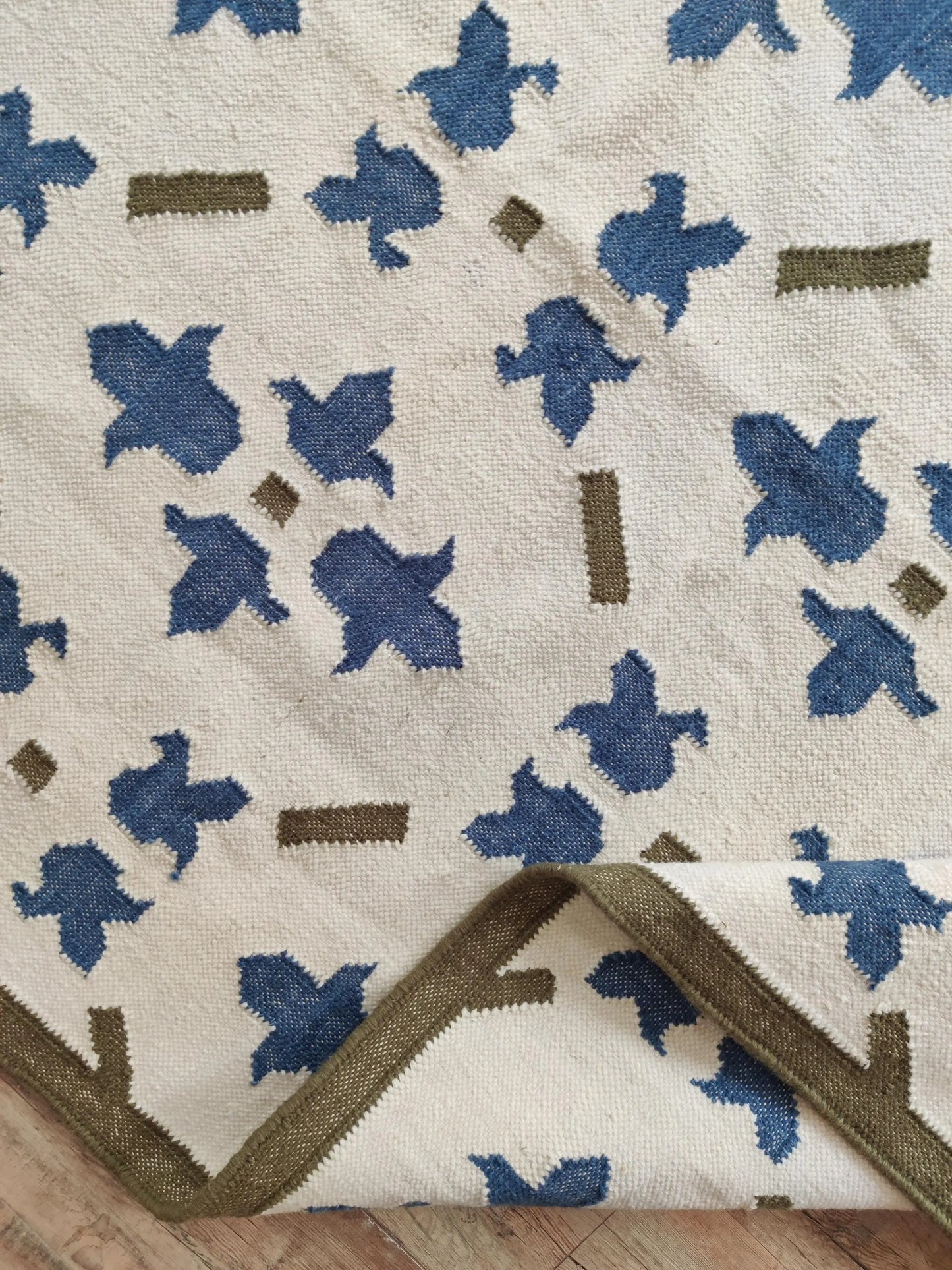 Premium Handcrafted Traditional Pattern Carpet