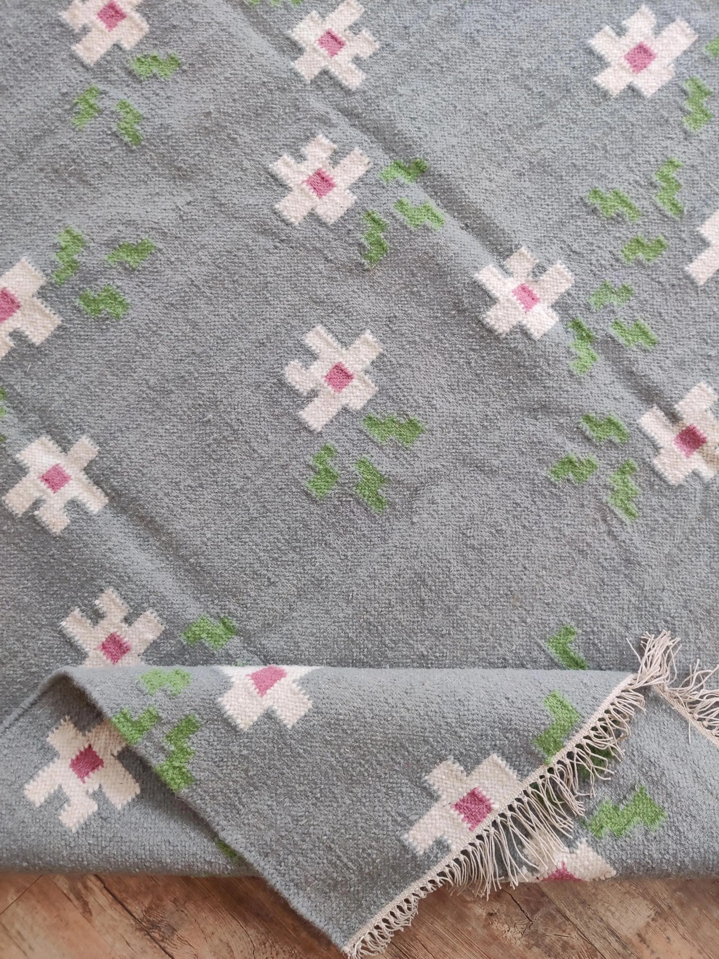 Modern Botanical Weave, Decorative Fringed Bedroom Accent Rug