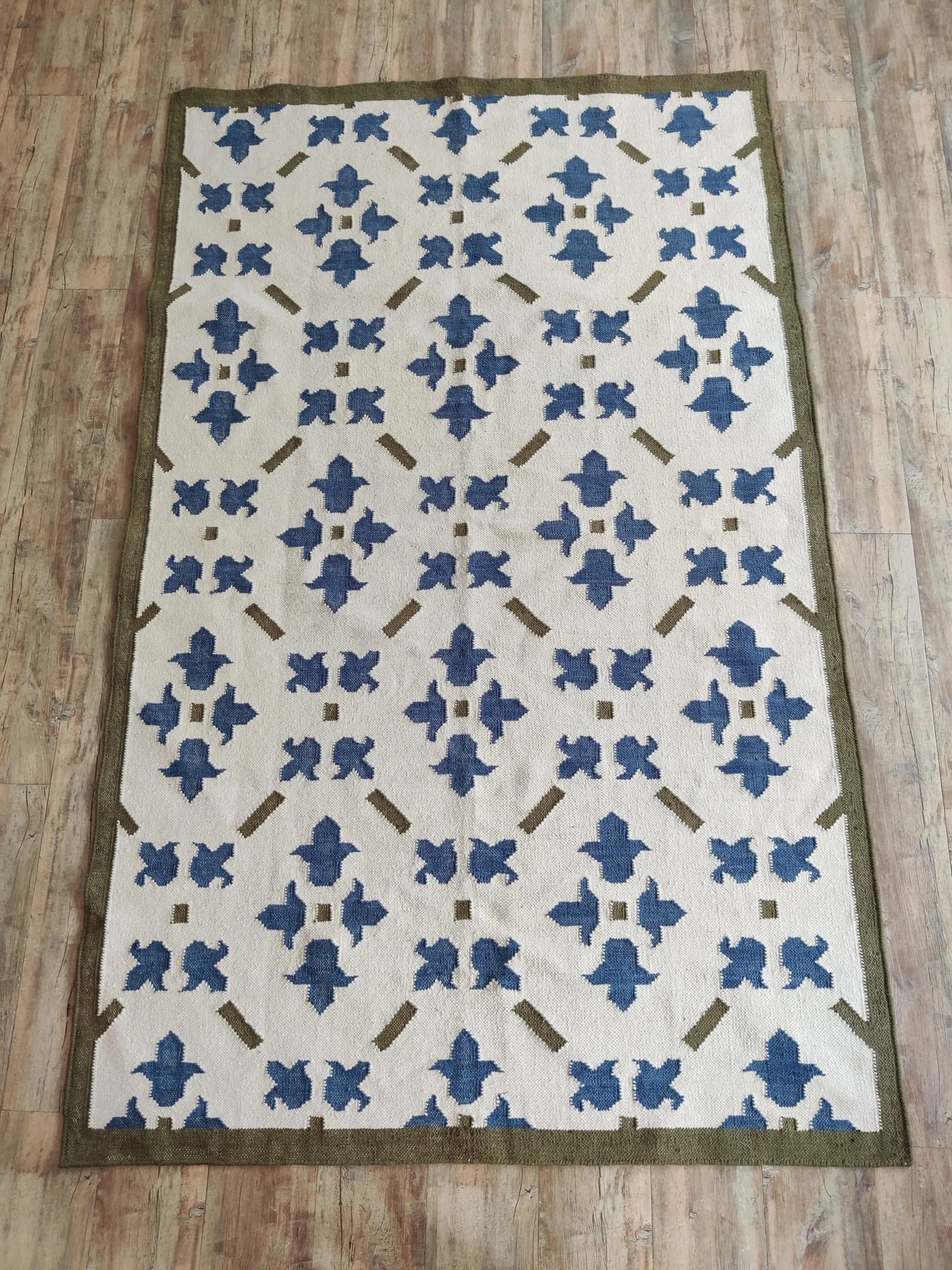 Premium Handcrafted Traditional Pattern Carpet