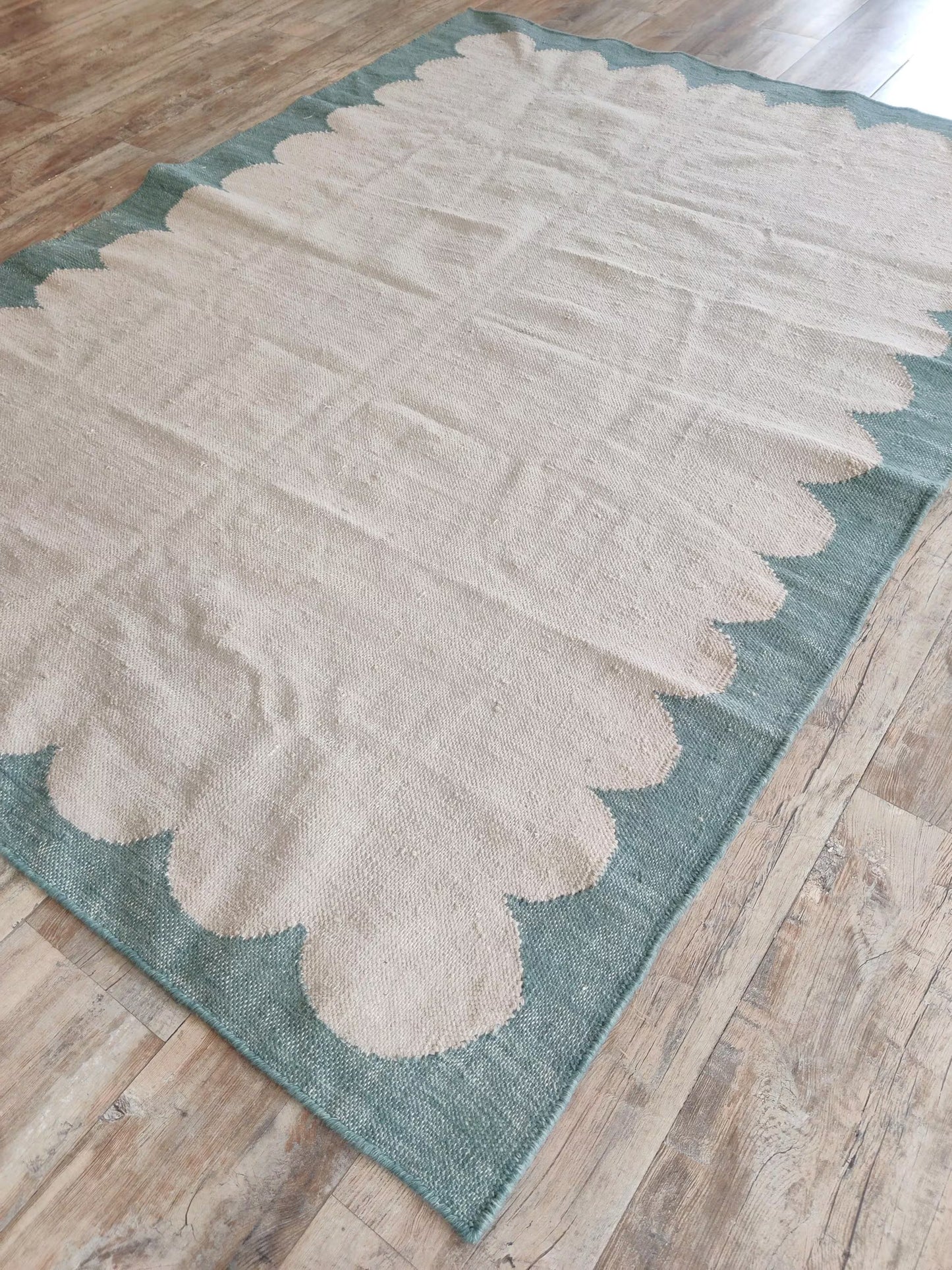 Seafoam Scallop Frame Scalloped Border Flatweave Area Rug