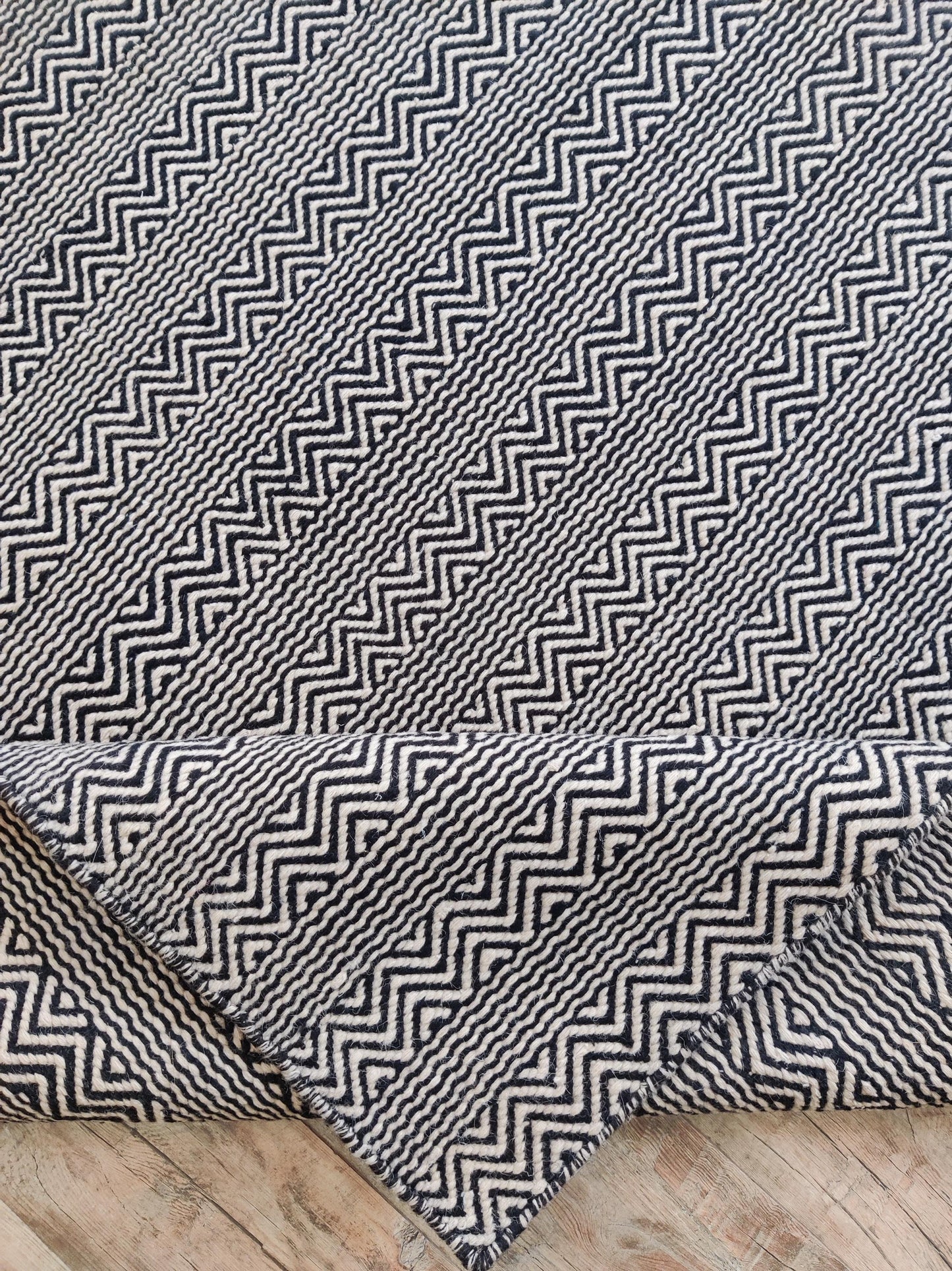 Onyx Zigzag Modern Geometric Handloom Carpet