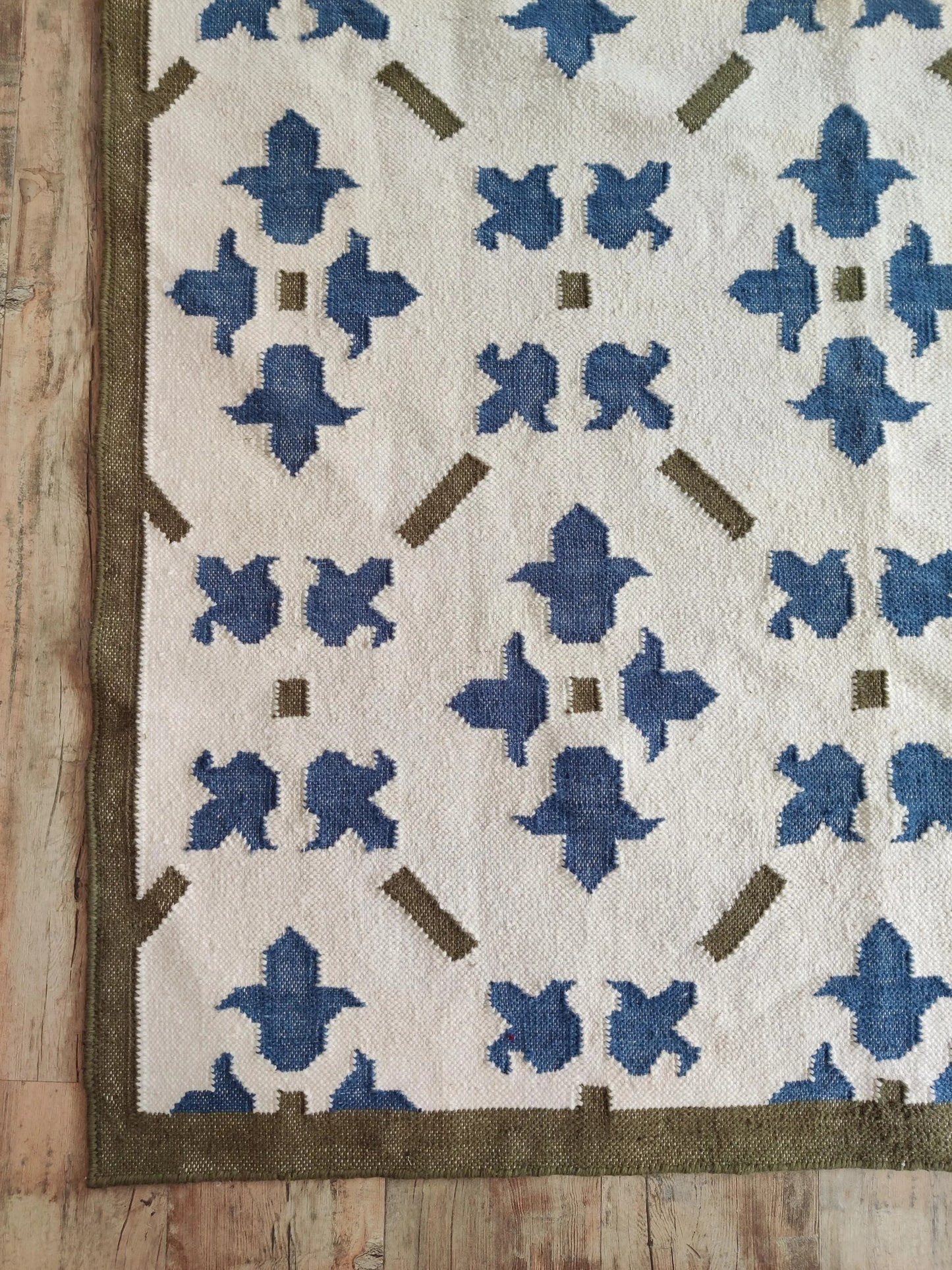 Premium Handcrafted Traditional Pattern Carpet