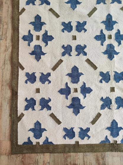 Premium Handcrafted Traditional Pattern Carpet