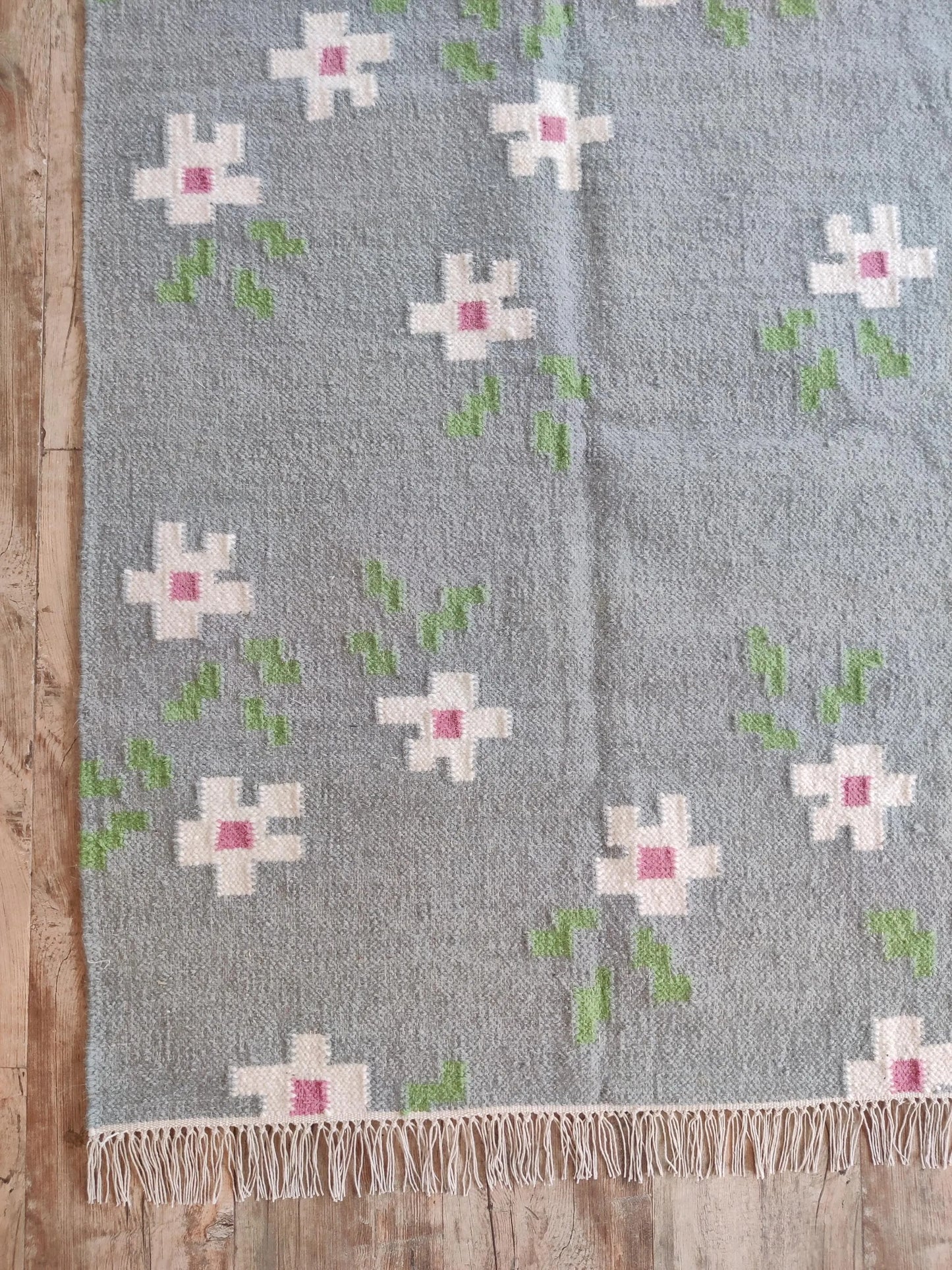 Modern Botanical Weave, Decorative Fringed Bedroom Accent Rug