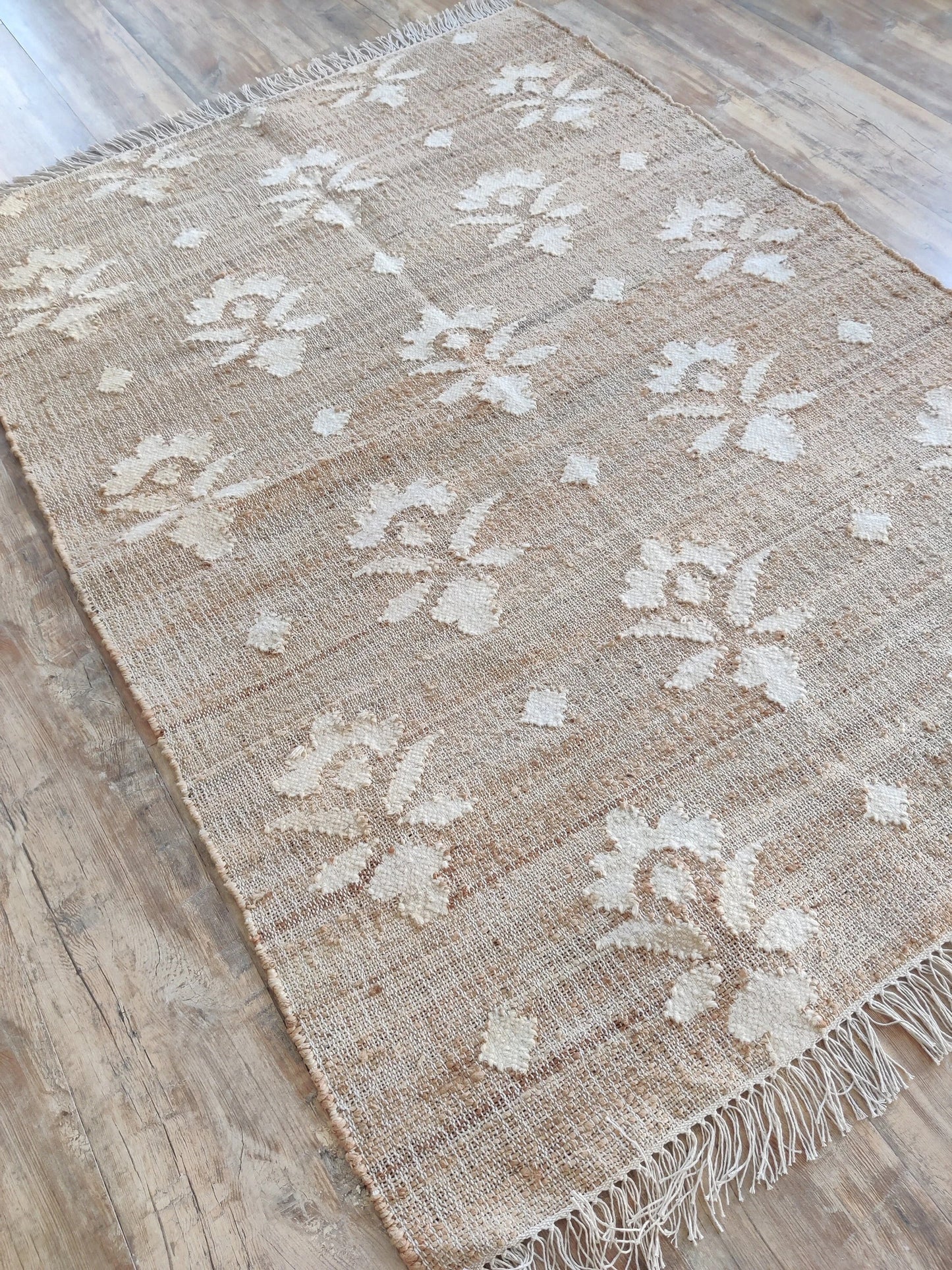 Hand-Woven White Flower Farmhouse Decor Floor Carpet