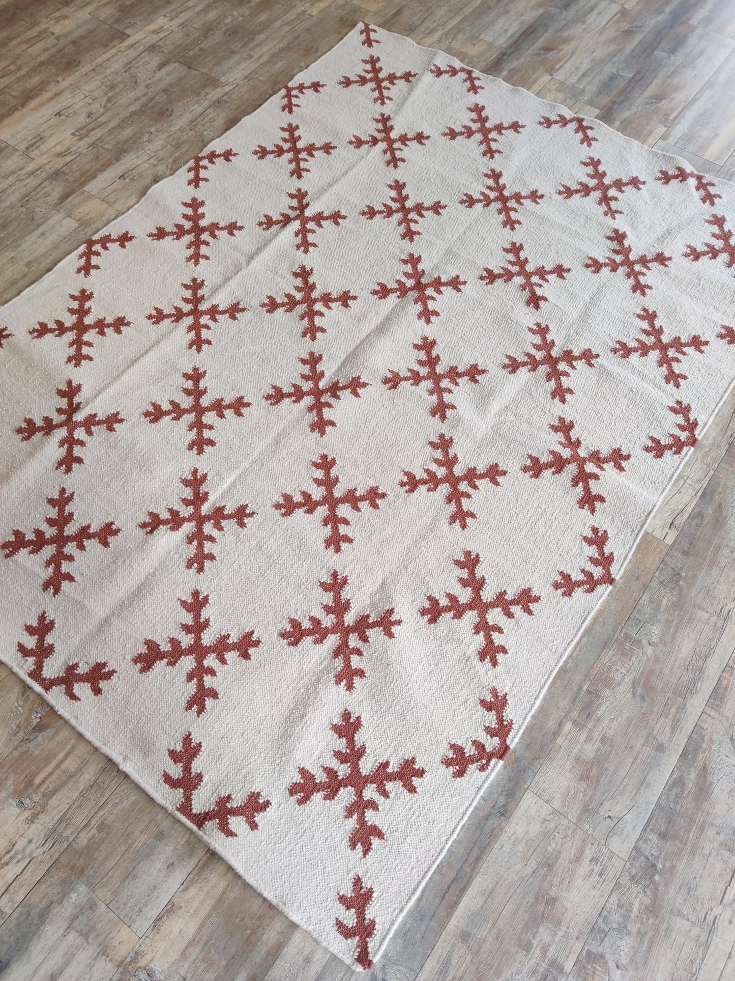 Sienna Snowflake Minimalist Geometric Cross Pattern Flatweave Accent Carpet