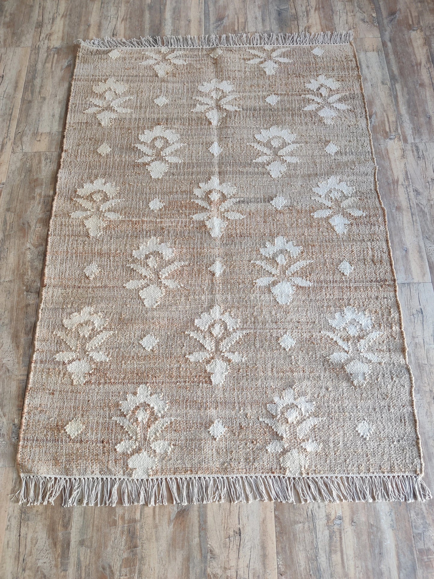 Hand-Woven White Flower Farmhouse Decor Floor Carpet