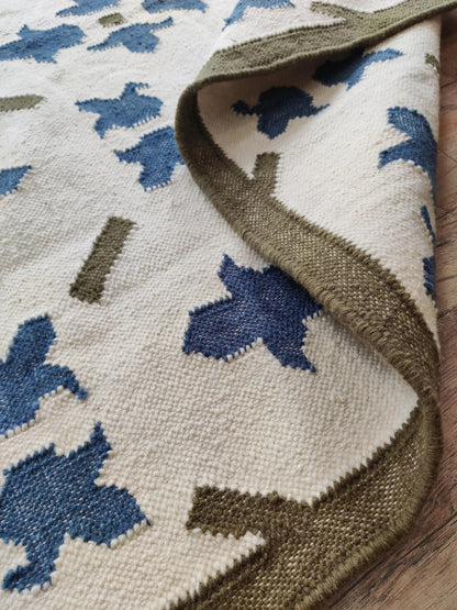 Premium Handcrafted Traditional Pattern Carpet