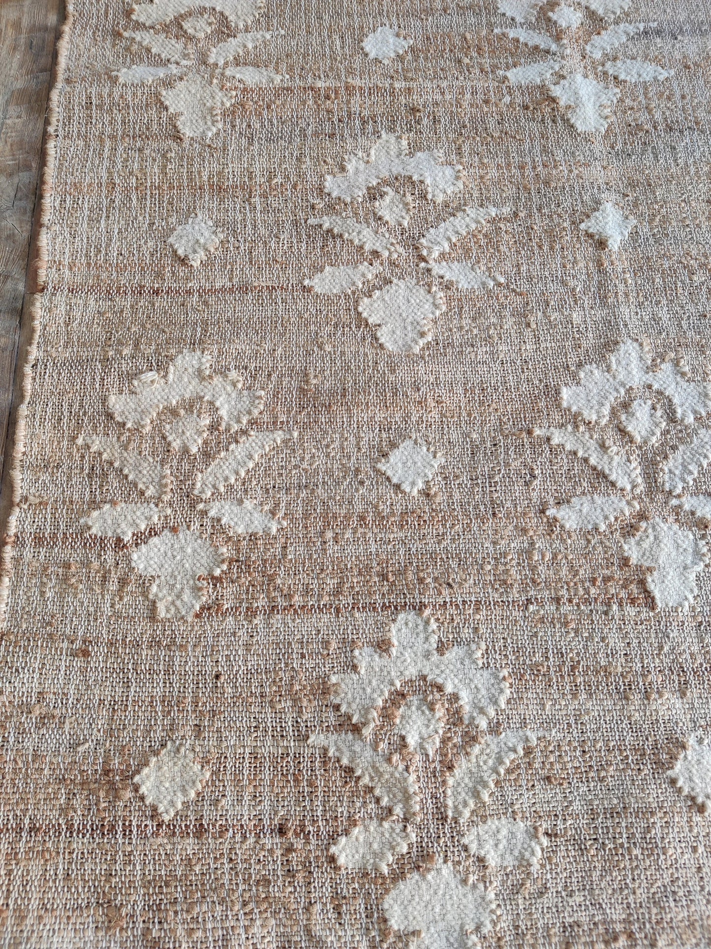 Hand-Woven White Flower Farmhouse Decor Floor Carpet