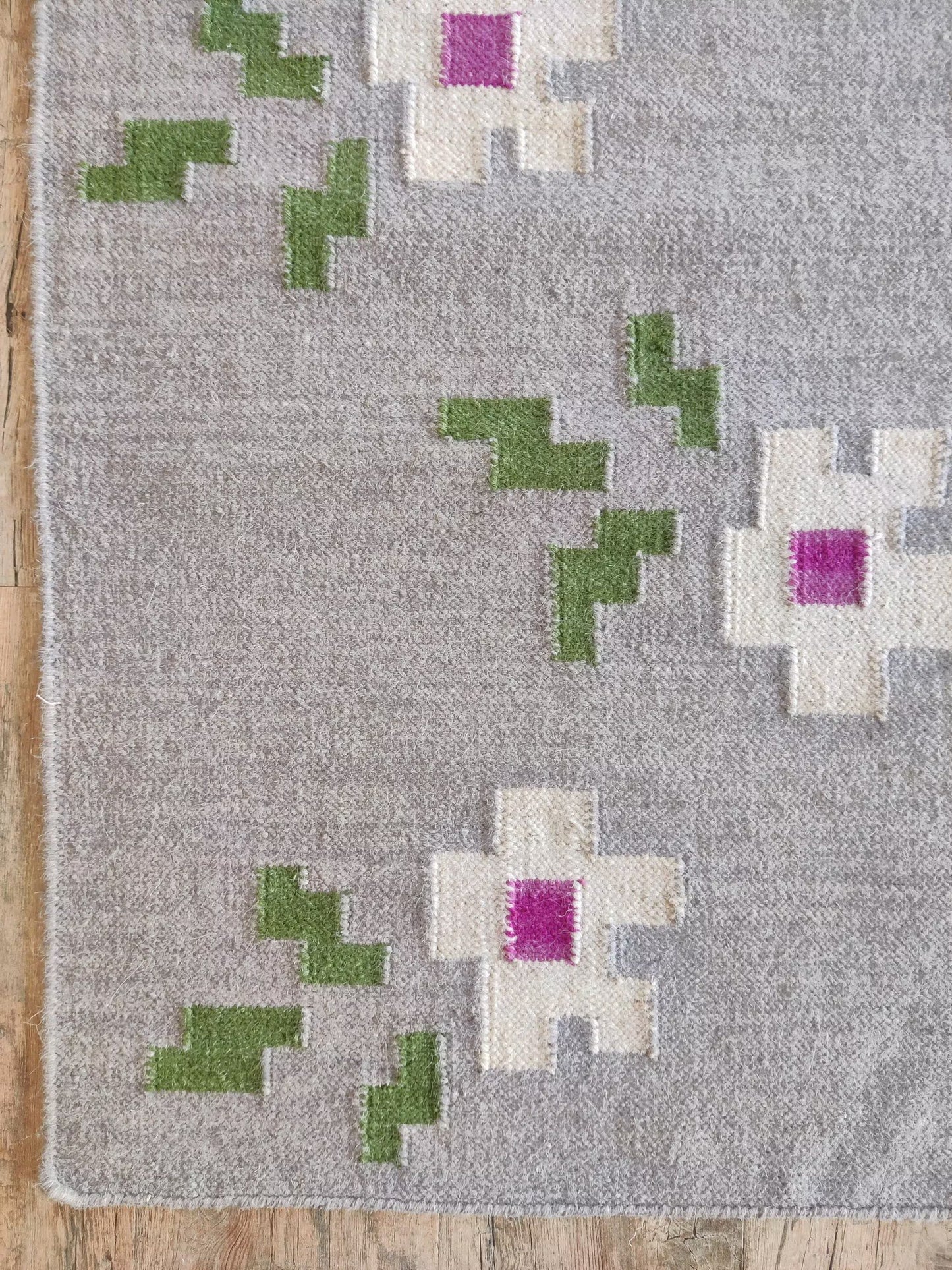 Grey Blossom Pop Modern Grey & Pink Floral Wool Cotton Dhurrie Rug
