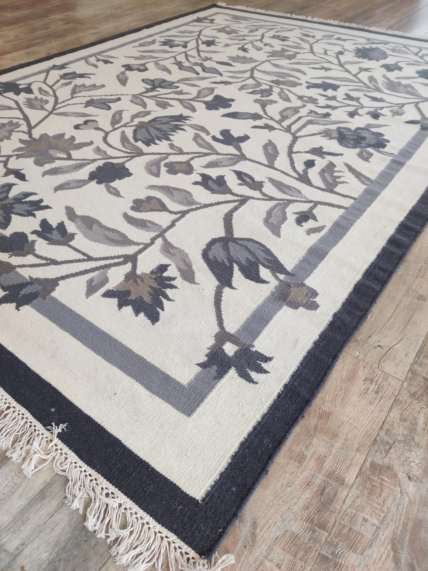 Onyx Botanical Vine Modern Black and Cream Floral Wool Cotton Dhurrie Rug