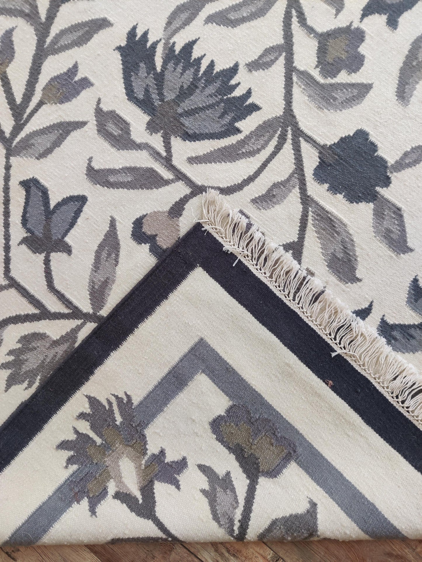 Onyx Botanical Vine Modern Black and Cream Floral Wool Cotton Dhurrie Rug