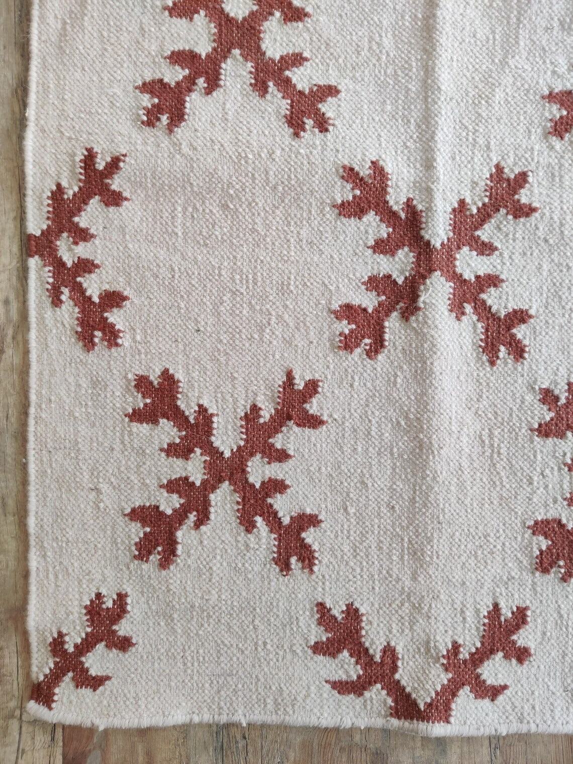 Sienna Snowflake Minimalist Geometric Cross Pattern Flatweave Accent Carpet