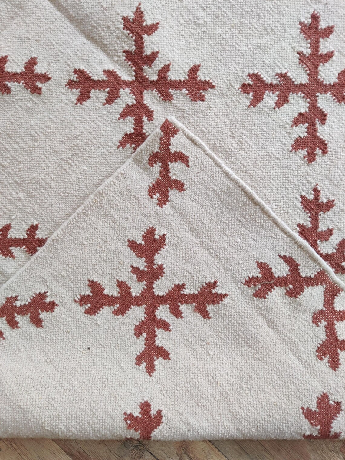 Sienna Snowflake Minimalist Geometric Cross Pattern Flatweave Accent Carpet