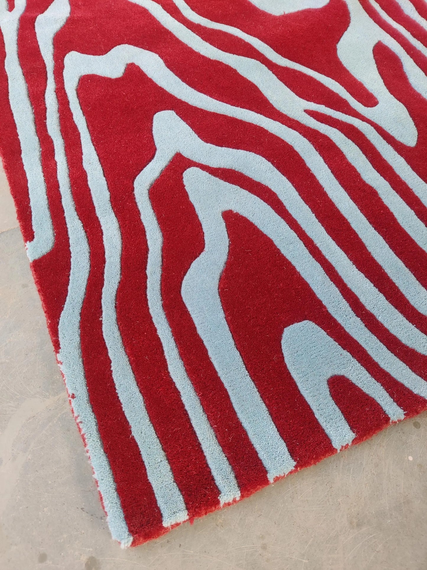 Modern Crimson & Azure Abstract Ripple Design rug