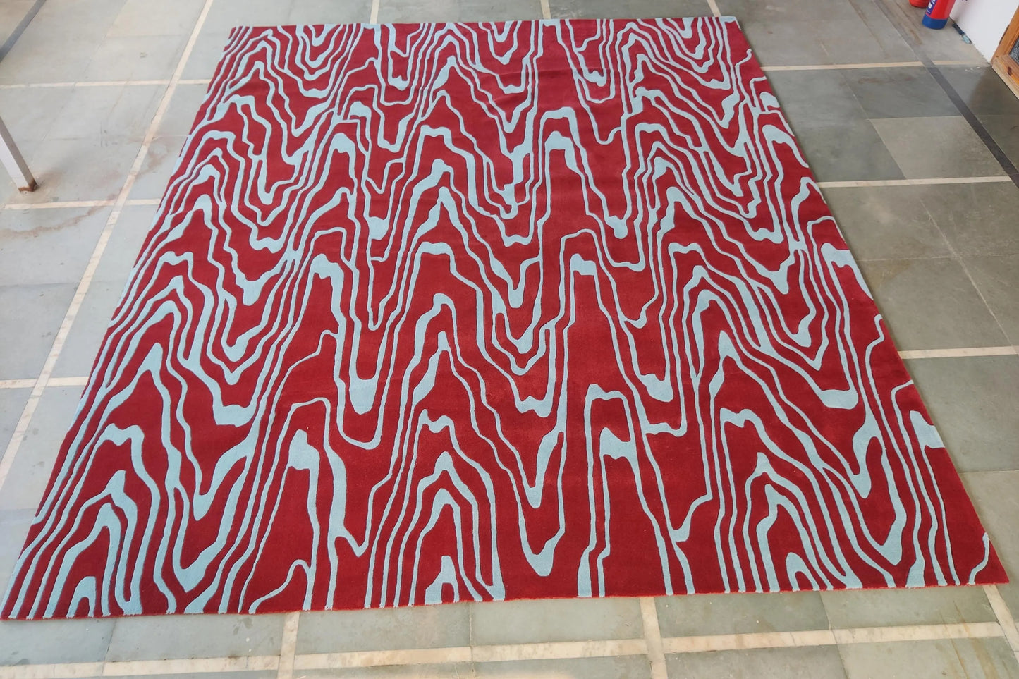Modern Crimson & Azure Abstract Ripple Design rug
