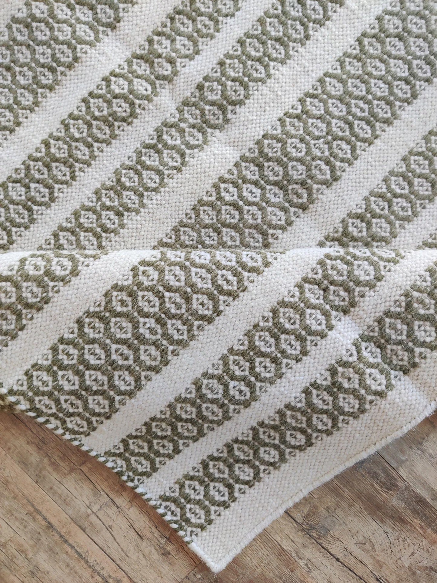 Craftsmanship-Focused Striped Wool Handloom Rug for Modern Decor