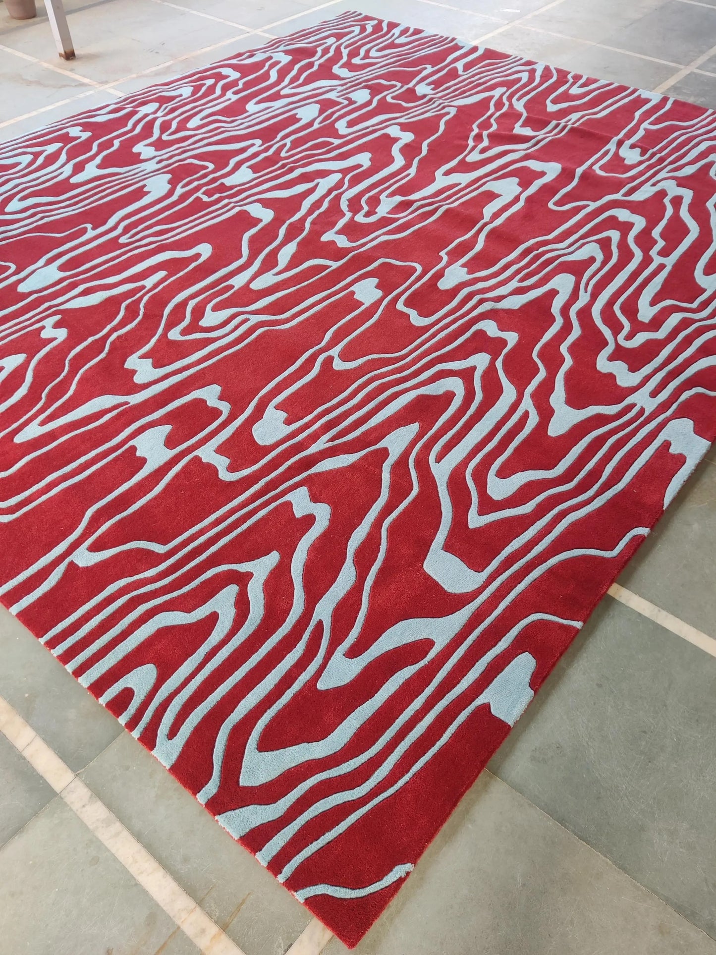 Modern Crimson & Azure Abstract Ripple Design rug