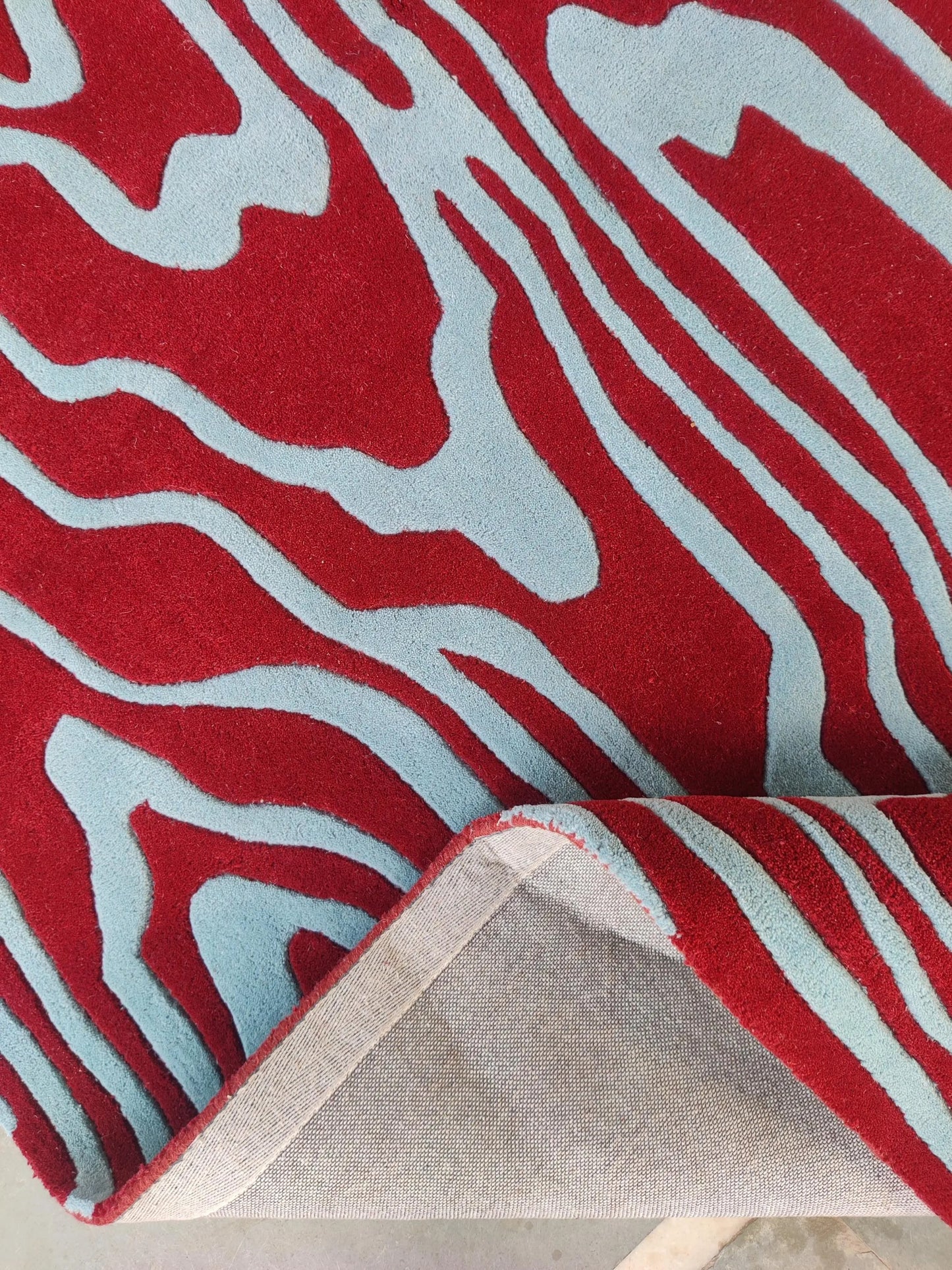 Modern Crimson & Azure Abstract Ripple Design rug