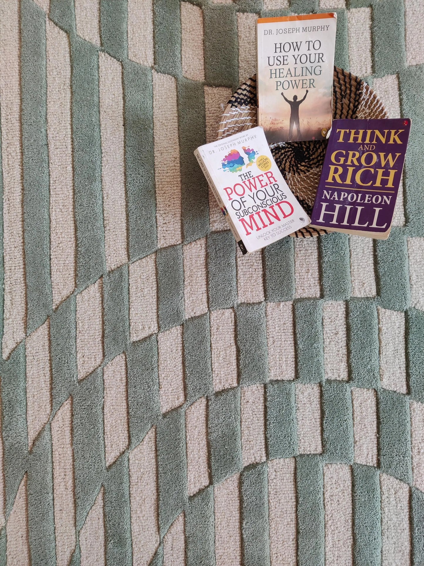 Ripple Sunburst Pattern Hand-Tufted Decorative Statement Rug for Bedroom