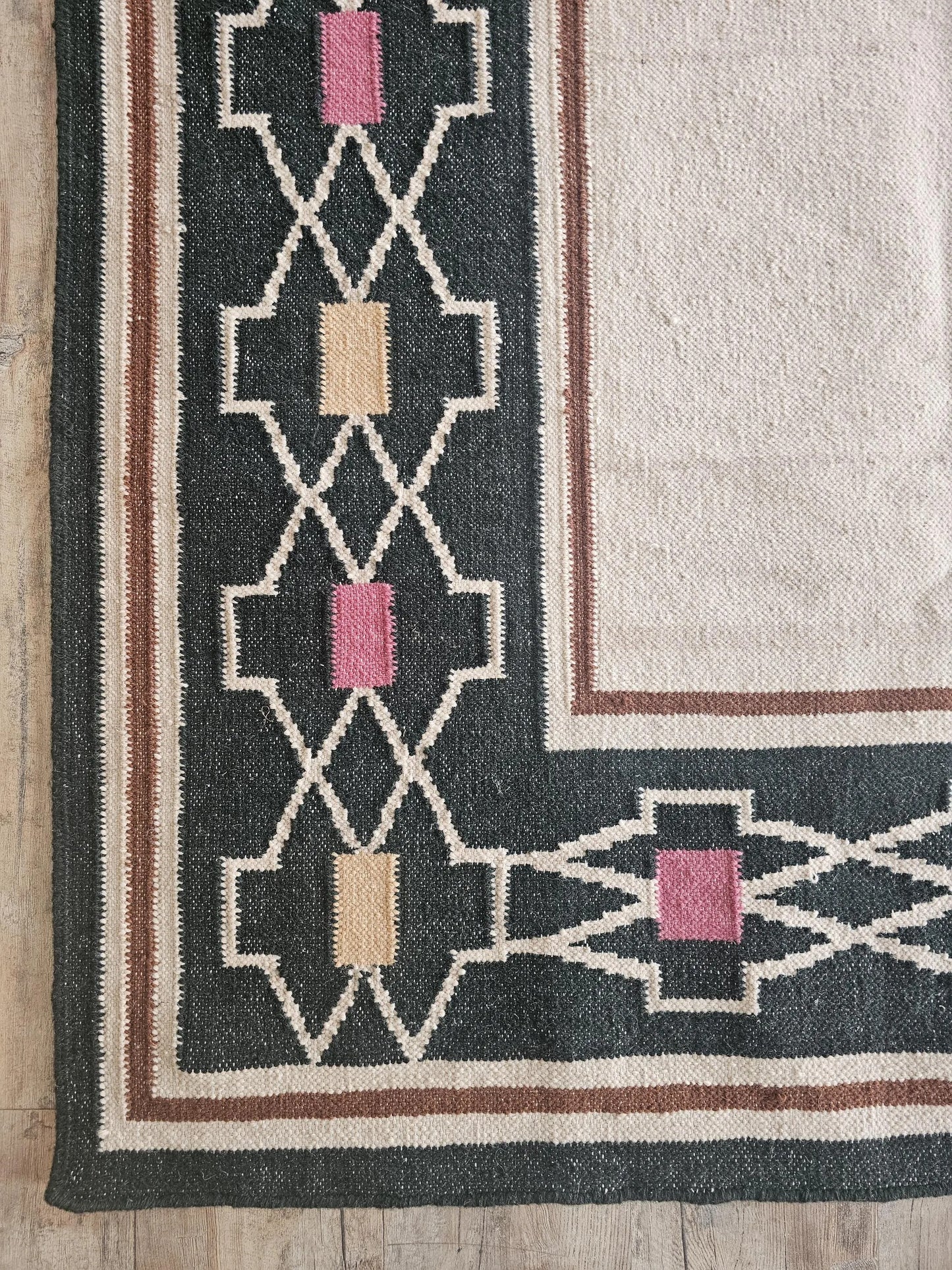 Mesa Tribal Border Solid Cream Center & Black Cotton Wool Dhurrie