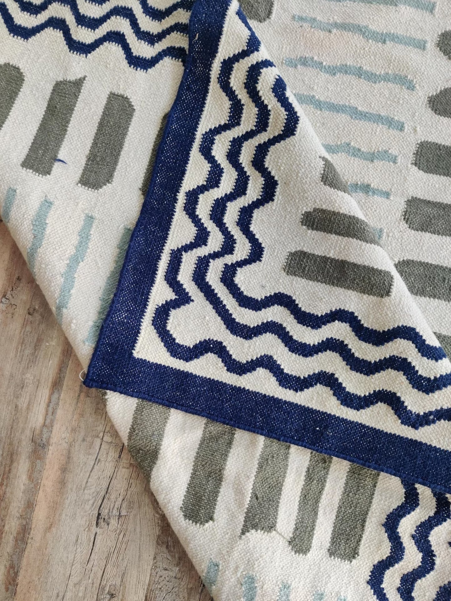 Azure Wave & Dash Abstract Rippled Wave Pattern Flatweave rug