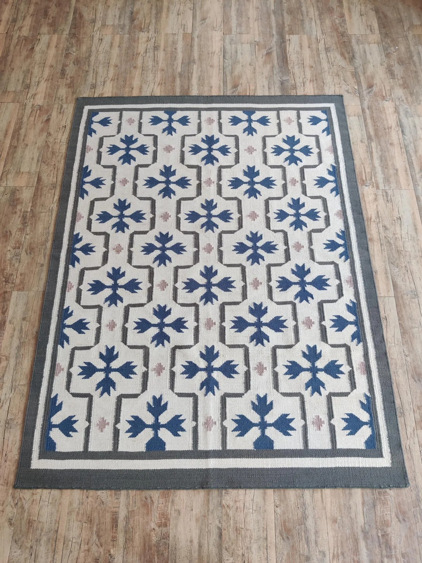 Elegant Navy Blue Snowflake Geometric Pattern