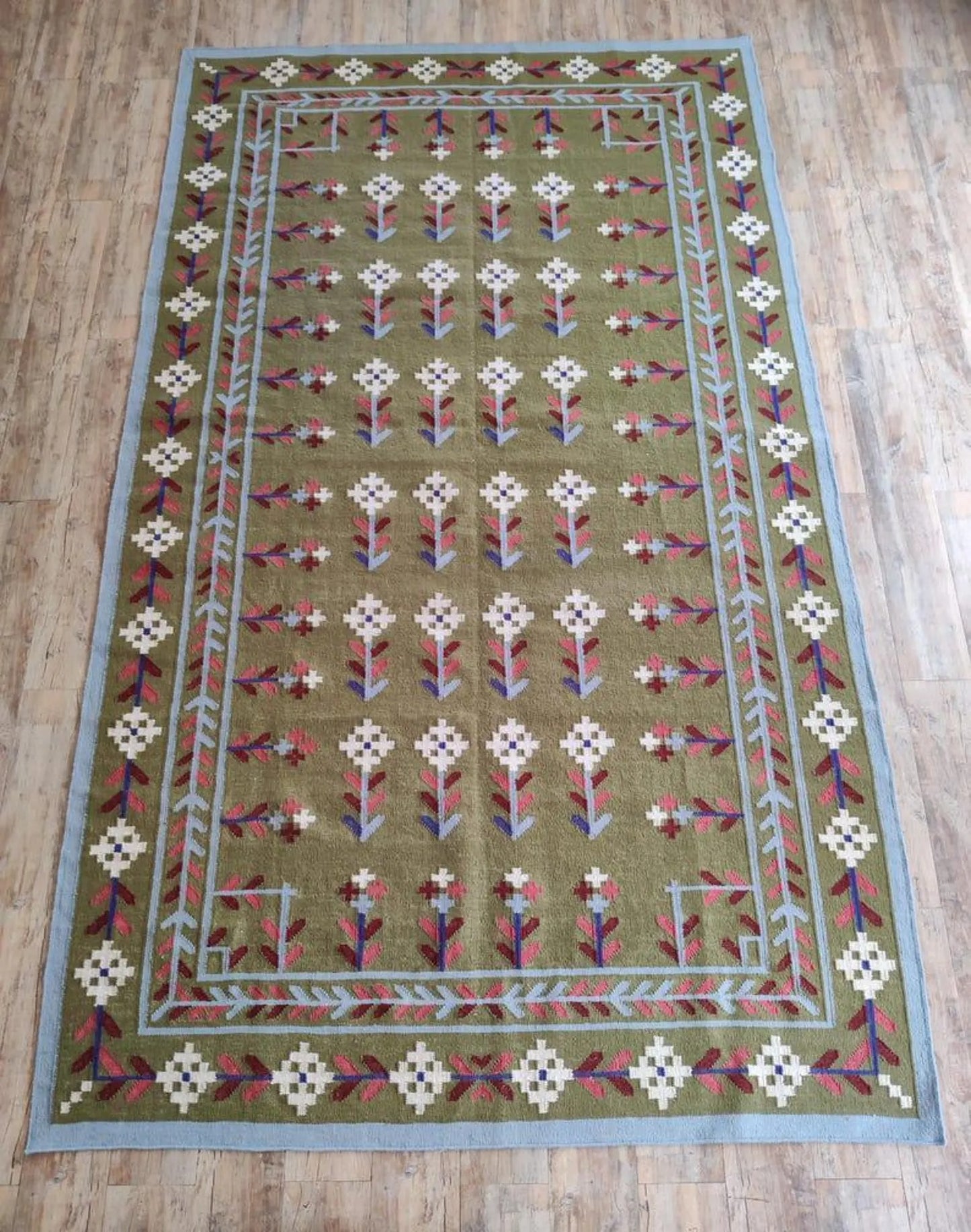 Olive Meadow Vine Traditional Botanical Motif Flatweave Area Rug