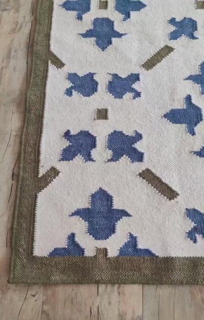 Premium Handcrafted Traditional Pattern Carpet